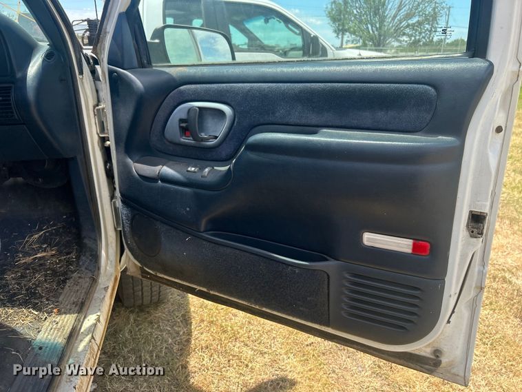 image for item DP1131 1999 Chevrolet Suburban 2500 SUV