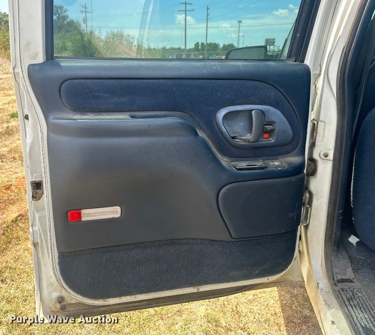 image for item DP1131 1999 Chevrolet Suburban 2500 SUV