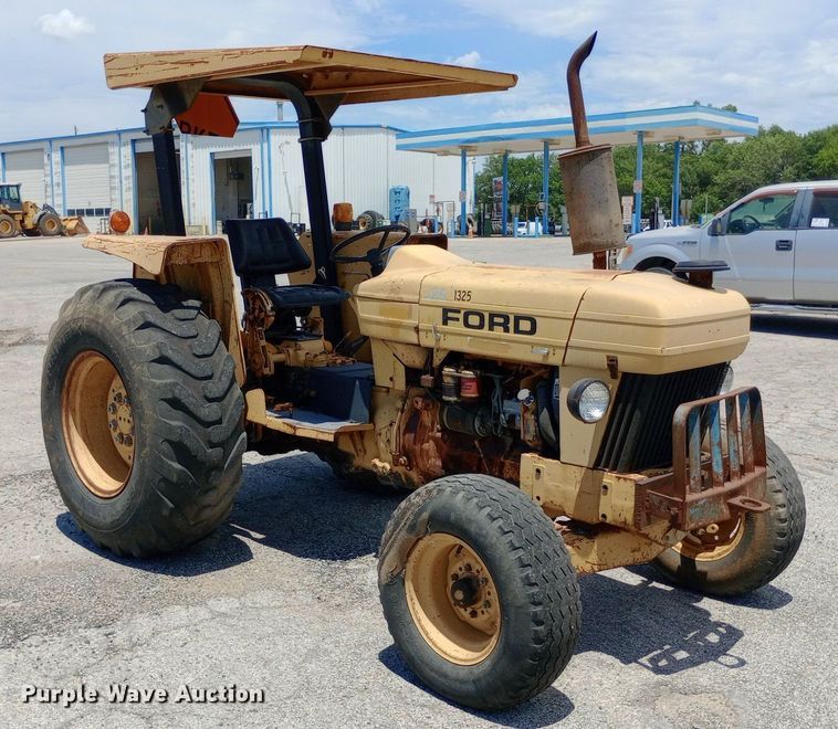 image for item DP1142 Ford 260C tractor