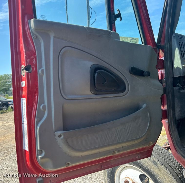 image for item DP1147 2007 International  7400 dump truck