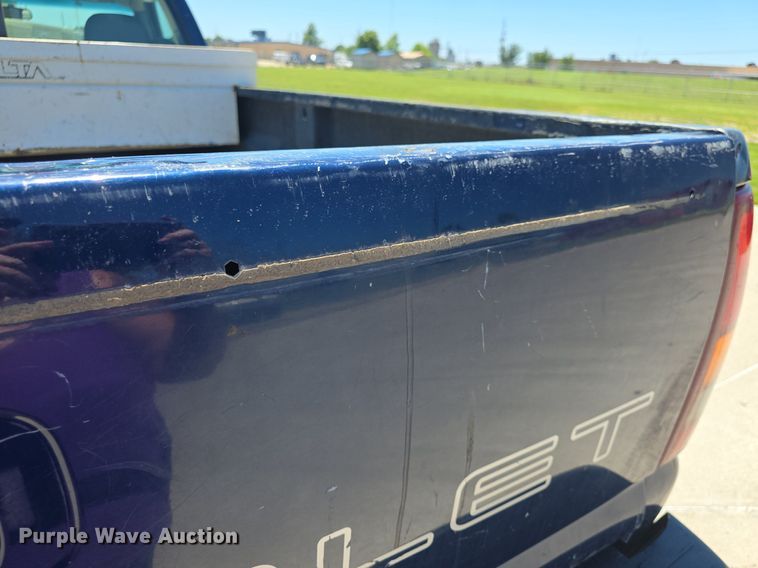 image for item DQ4387 2001 Chevrolet Silverado 1500 pickup truck