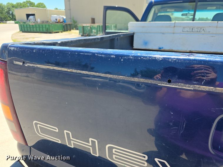 image for item DQ4387 2001 Chevrolet Silverado 1500 pickup truck