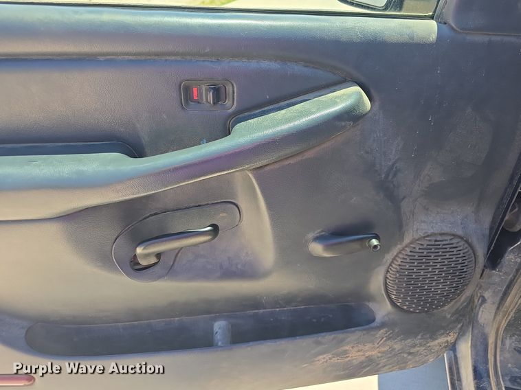 image for item DQ4387 2001 Chevrolet Silverado 1500 pickup truck