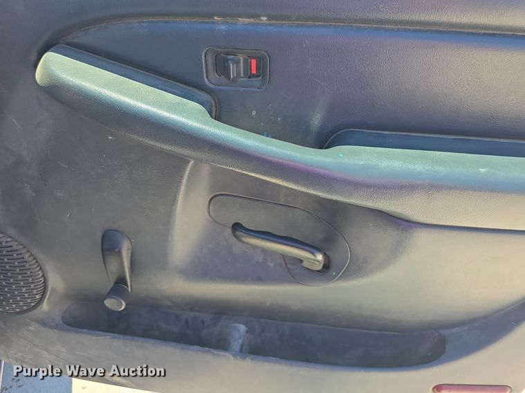 image for item DQ4387 2001 Chevrolet Silverado 1500 pickup truck