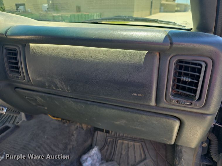 image for item DQ4387 2001 Chevrolet Silverado 1500 pickup truck