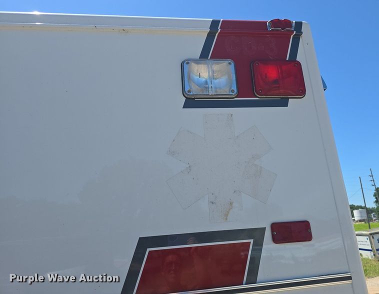 image for item DQ4391 1998 Ford E450 ambulance