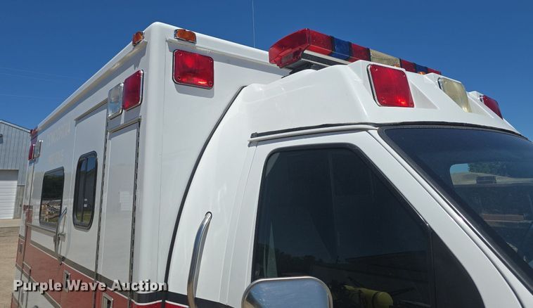 image for item DQ4391 1998 Ford E450 ambulance