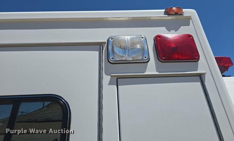 image for item DQ4391 1998 Ford E450 ambulance