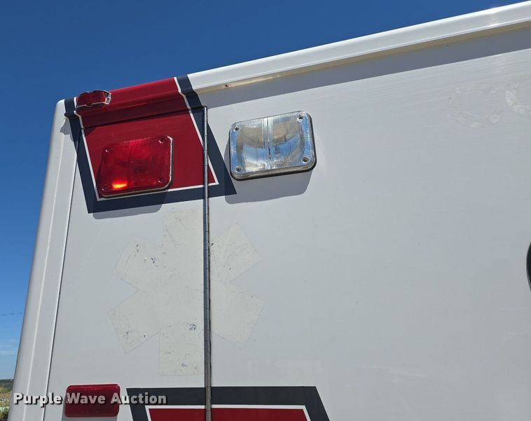 image for item DQ4391 1998 Ford E450 ambulance