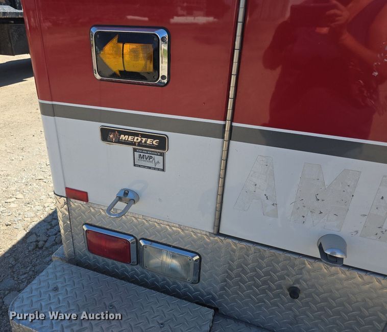 image for item DQ4391 1998 Ford E450 ambulance