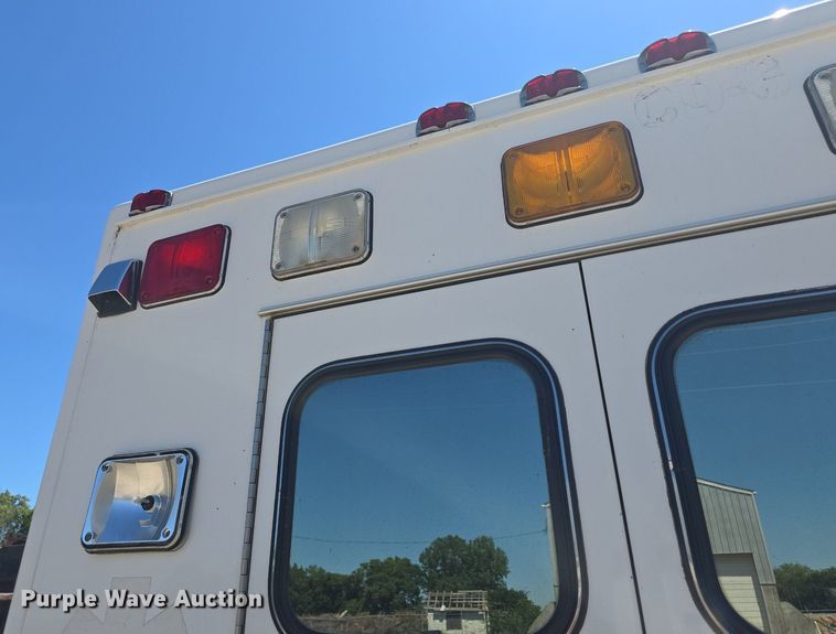 image for item DQ4391 1998 Ford E450 ambulance
