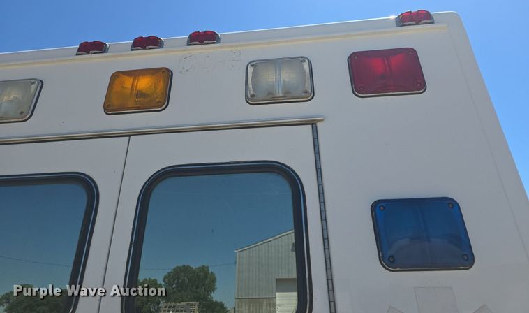 image for item DQ4391 1998 Ford E450 ambulance