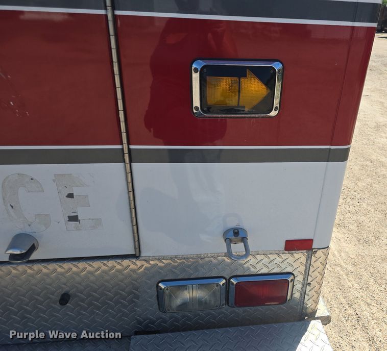 image for item DQ4391 1998 Ford E450 ambulance