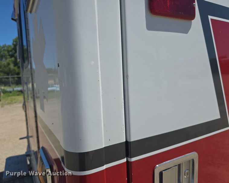 image for item DQ4391 1998 Ford E450 ambulance