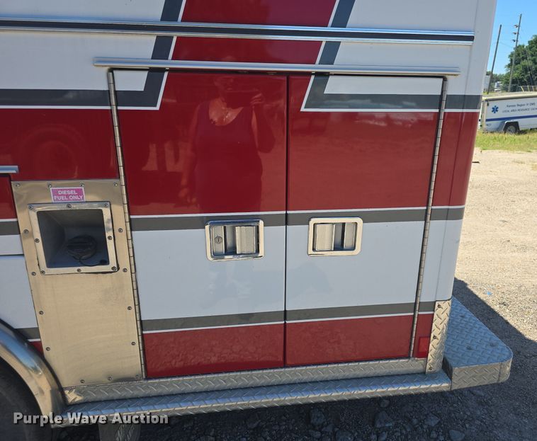 image for item DQ4391 1998 Ford E450 ambulance