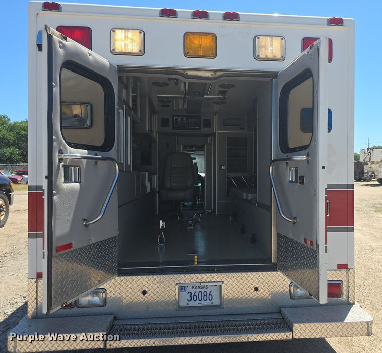 image for item DQ4391 1998 Ford E450 ambulance