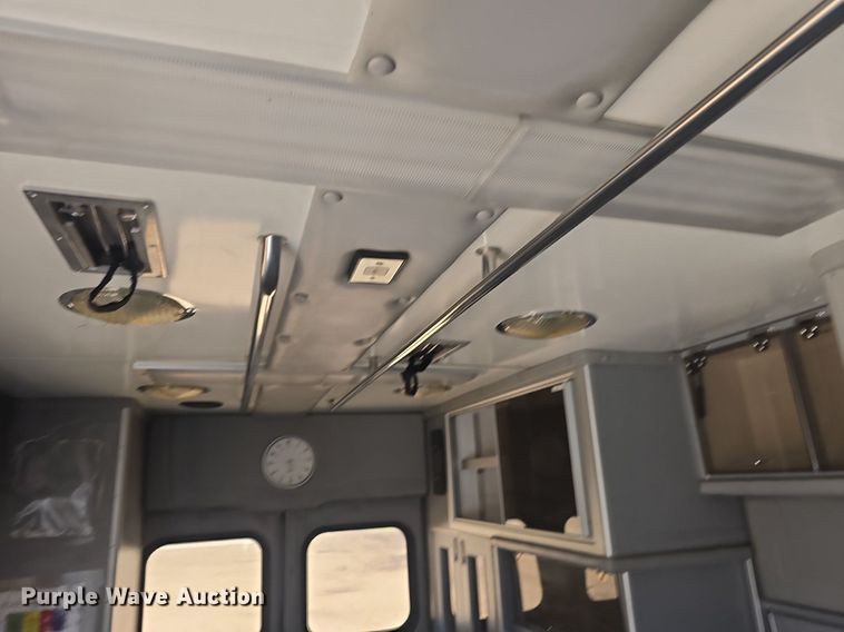 image for item DQ4391 1998 Ford E450 ambulance