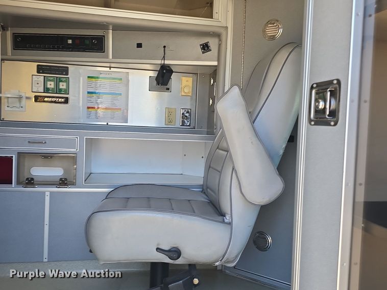 image for item DQ4391 1998 Ford E450 ambulance