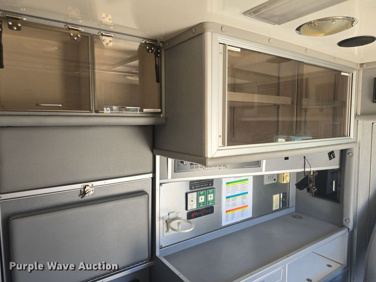 image for item DQ4391 1998 Ford E450 ambulance