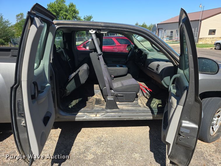 image for item DQ4399 2013 Chevrolet Silverado 1500 Ext. Cab pickup truck