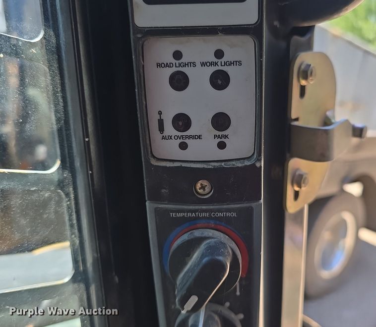 image for item DQ4400 2008 New Holland L190 skid steer loader