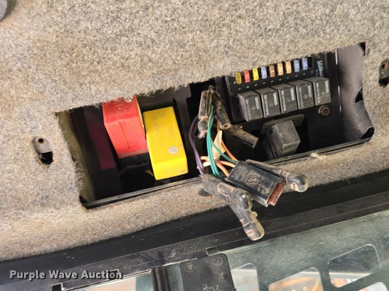 image for item DQ4400 2008 New Holland L190 skid steer loader