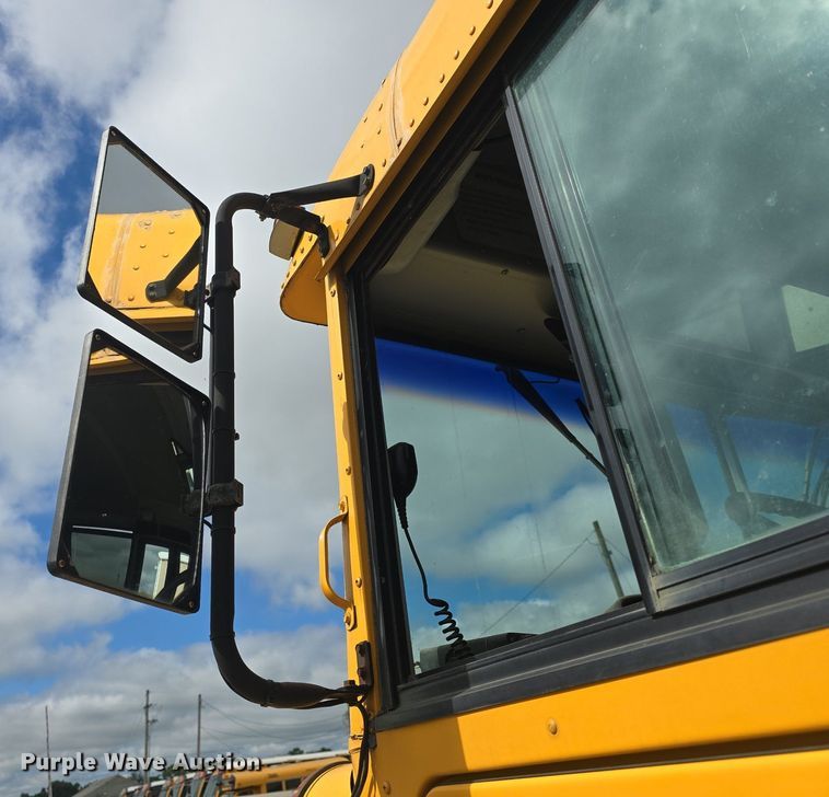 image for item DQ4402 2004 Freightliner  Thomas Built school bus