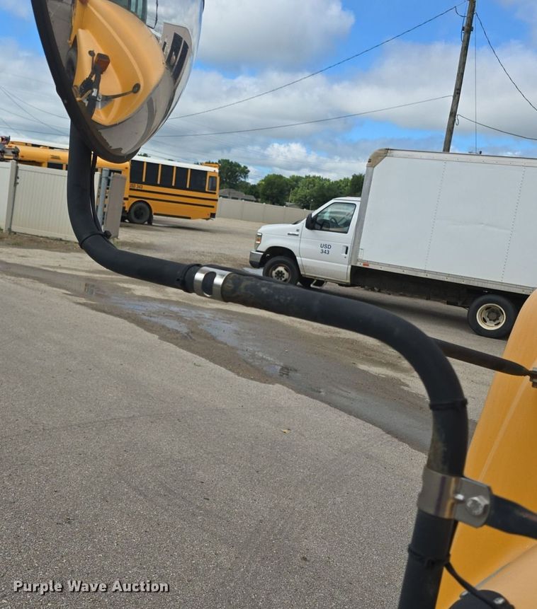 image for item DQ4402 2004 Freightliner  Thomas Built school bus