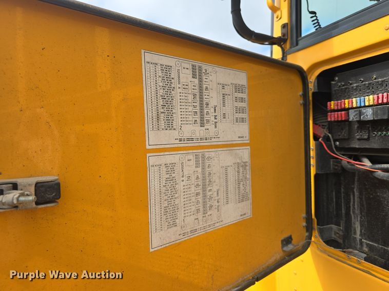 image for item DQ4402 2004 Freightliner  Thomas Built school bus