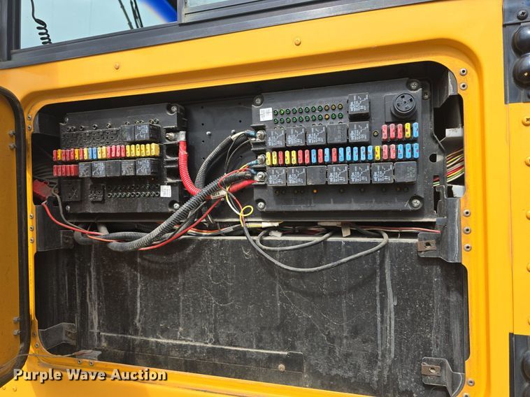 image for item DQ4402 2004 Freightliner  Thomas Built school bus