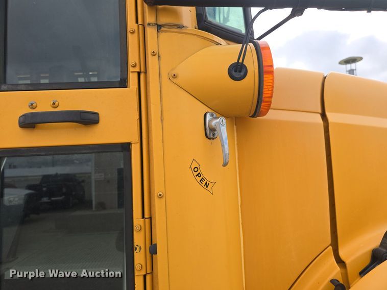 image for item DQ4402 2004 Freightliner  Thomas Built school bus