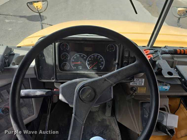 image for item DQ4402 2004 Freightliner  Thomas Built school bus