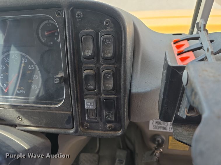 image for item DQ4402 2004 Freightliner  Thomas Built school bus