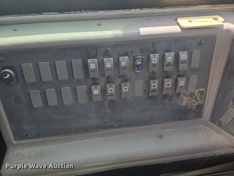 image for item DQ4402 2004 Freightliner  Thomas Built school bus