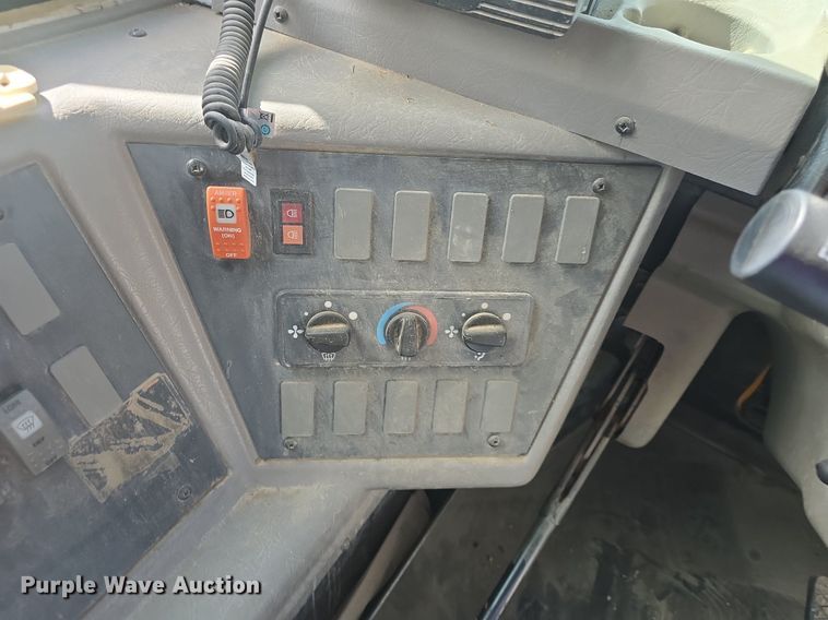 image for item DQ4402 2004 Freightliner  Thomas Built school bus