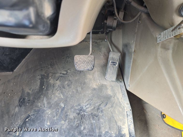 image for item DQ4402 2004 Freightliner  Thomas Built school bus