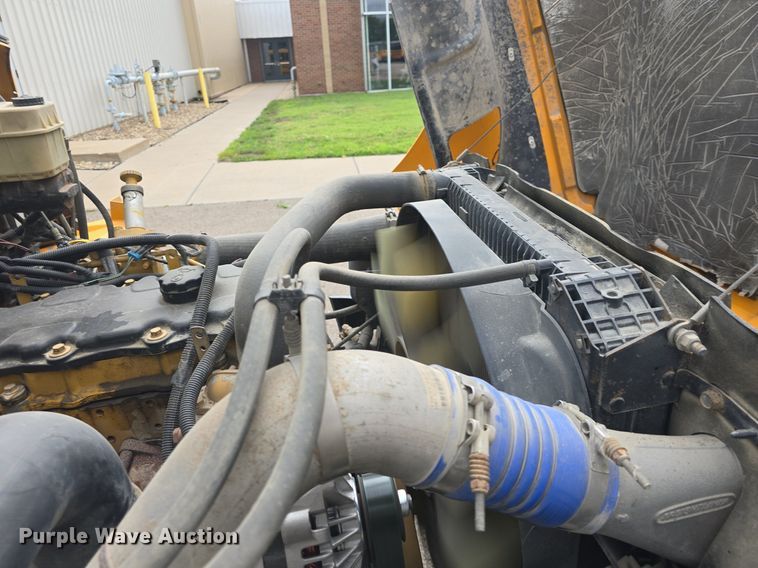 image for item DQ4402 2004 Freightliner  Thomas Built school bus