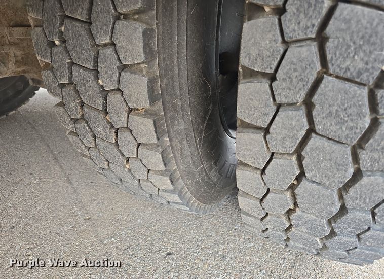 image for item DQ4402 2004 Freightliner  Thomas Built school bus