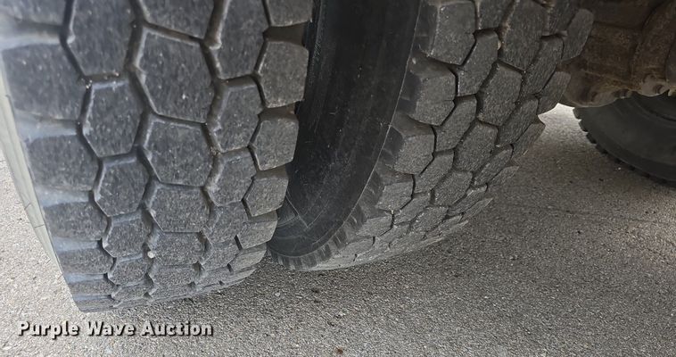 image for item DQ4402 2004 Freightliner  Thomas Built school bus