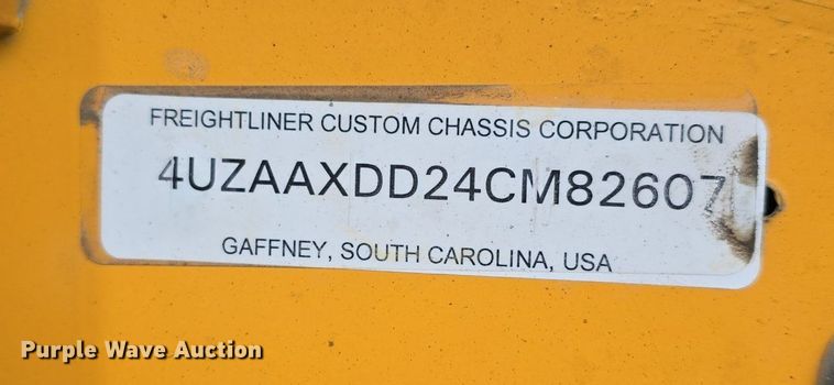 image for item DQ4402 2004 Freightliner  Thomas Built school bus