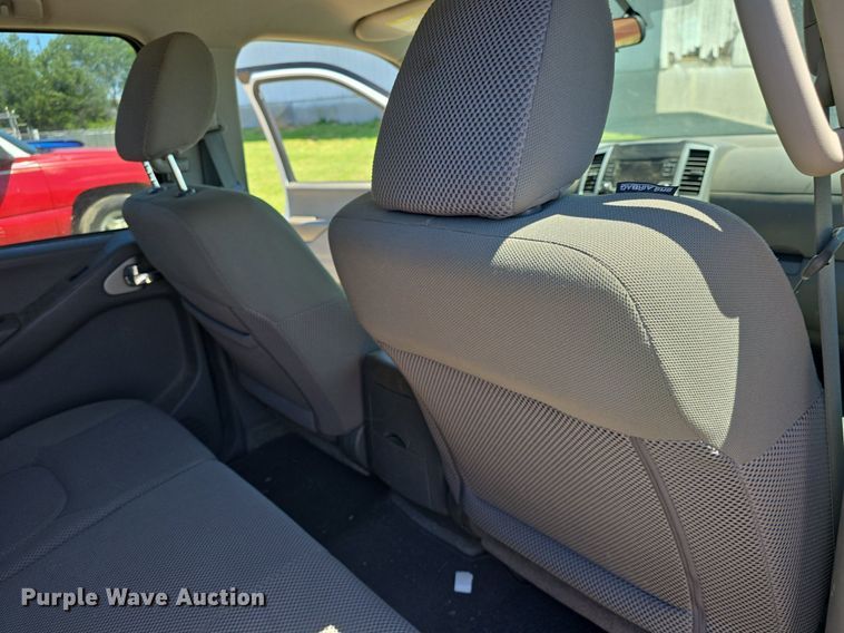 image for item DQ4406 2016 Nissan Frontier SV Crew Cab pickup truck