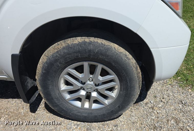 image for item DQ4406 2016 Nissan Frontier SV Crew Cab pickup truck