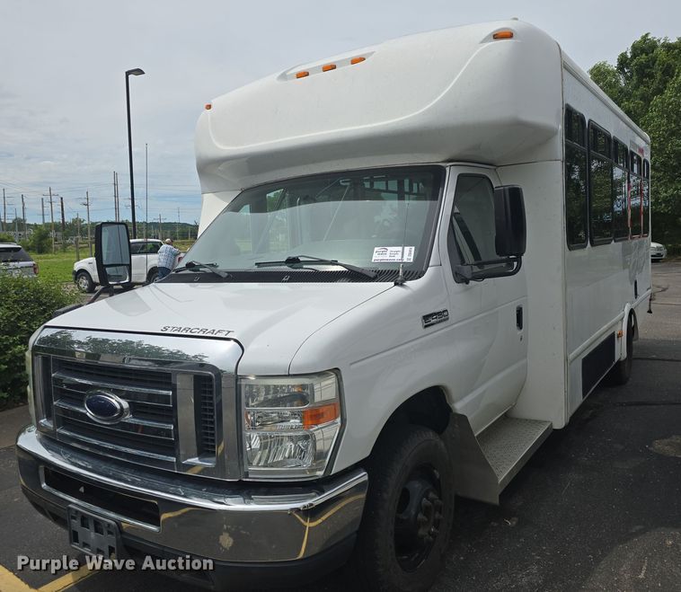 image for item DQ4414 2013 Ford E450 Super Duty  shuttle bus