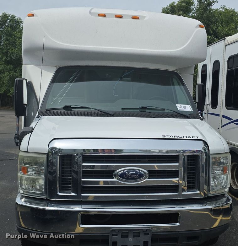 image for item DQ4414 2013 Ford E450 Super Duty  shuttle bus