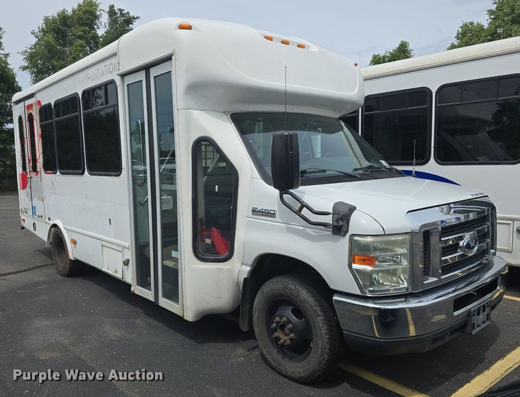 image for item DQ4414 2013 Ford E450 Super Duty  shuttle bus