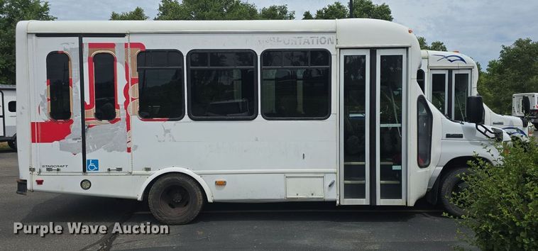 image for item DQ4414 2013 Ford E450 Super Duty  shuttle bus