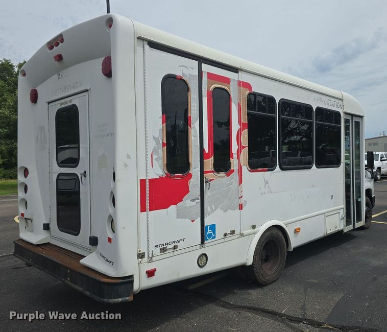 image for item DQ4414 2013 Ford E450 Super Duty  shuttle bus