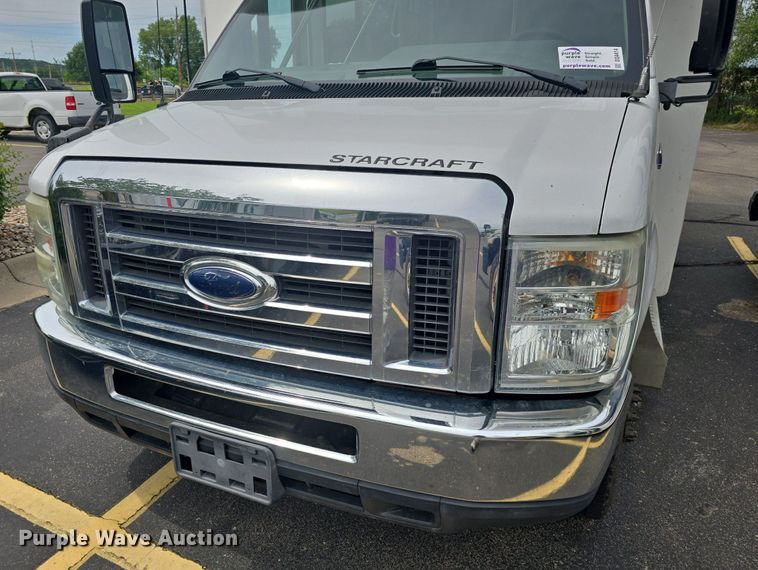 image for item DQ4414 2013 Ford E450 Super Duty  shuttle bus