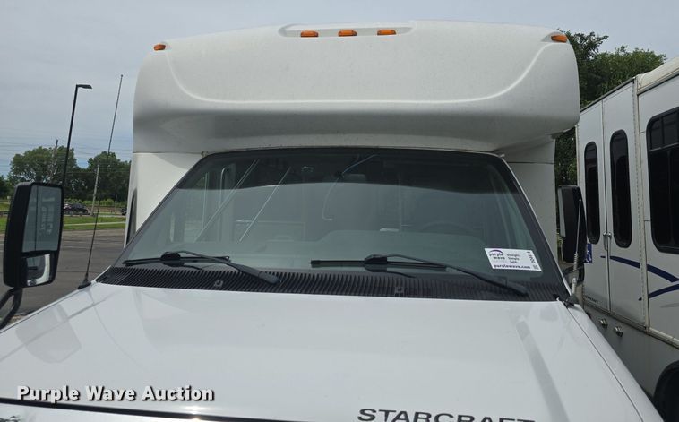 image for item DQ4414 2013 Ford E450 Super Duty  shuttle bus