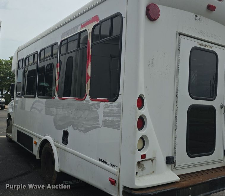 image for item DQ4414 2013 Ford E450 Super Duty  shuttle bus